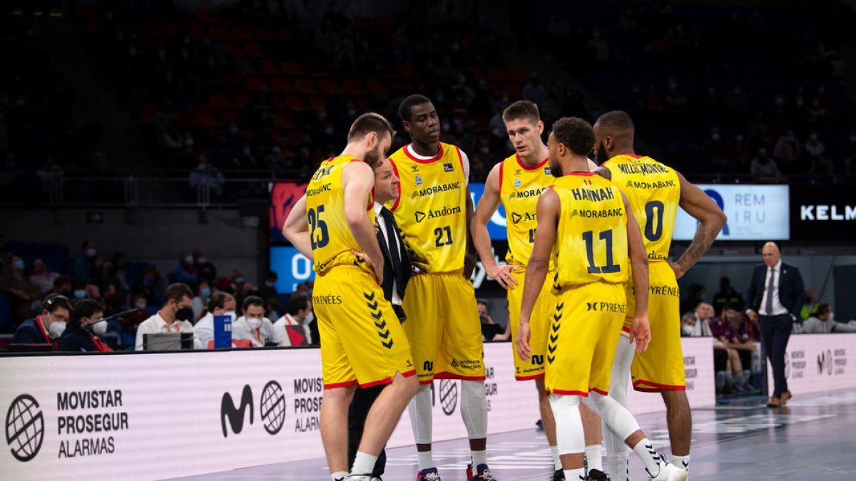 L'equip atenent les indicacions de David Eudal al Buesa Arena, diumenge.
