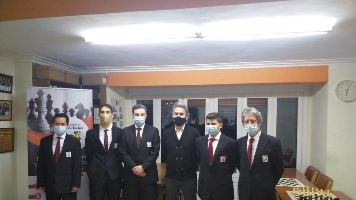 Justo Ruiz es troba amb l'equip d'escacs
