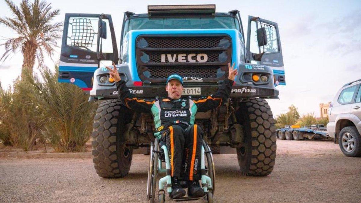 Albert Llovera amb el vehicle que correrà el Dakar
