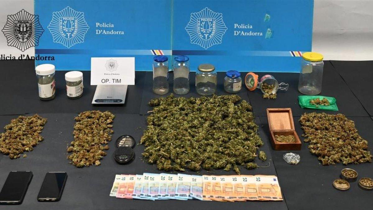 Droga, diners i estris intervinguts per la policia en l'operació Tim
