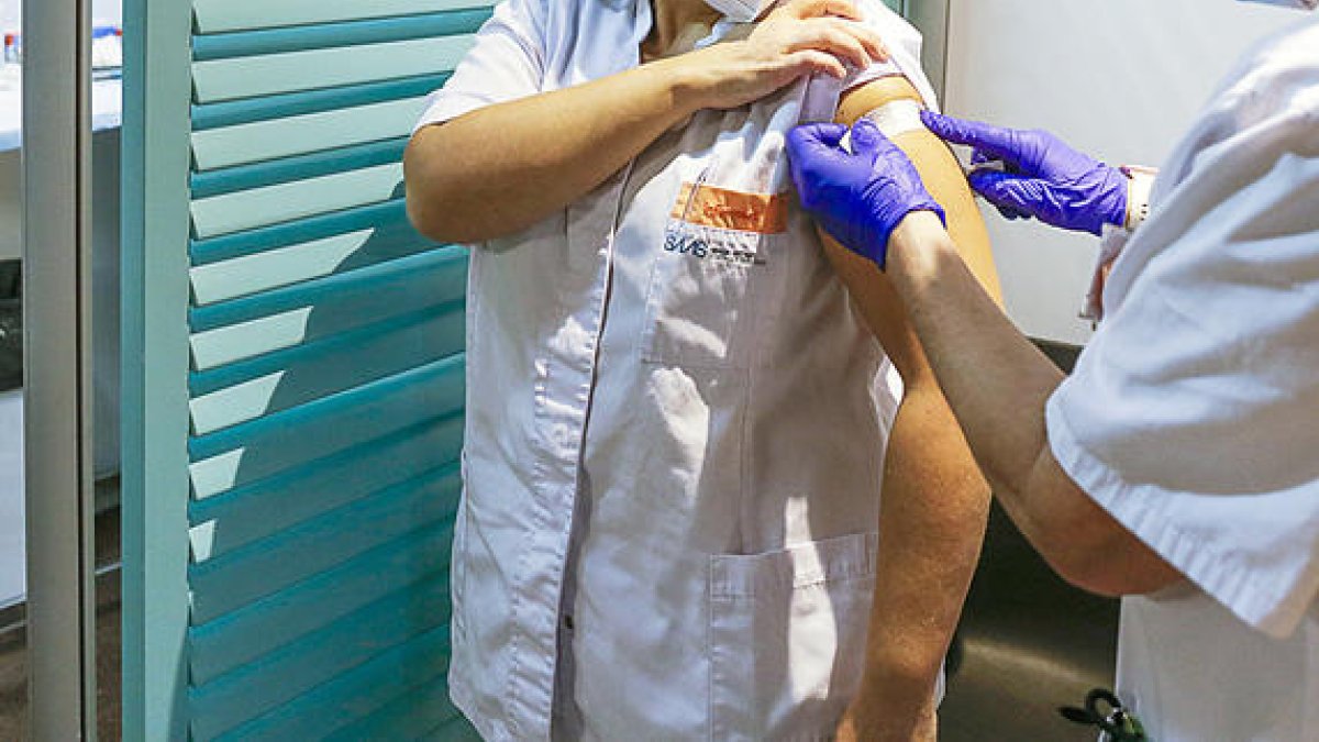 Una sanitària rebent una vacuna contra la Covid-19.