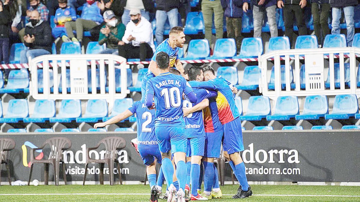 Duel de l'FC Andorra a l'Estadi Nacional.