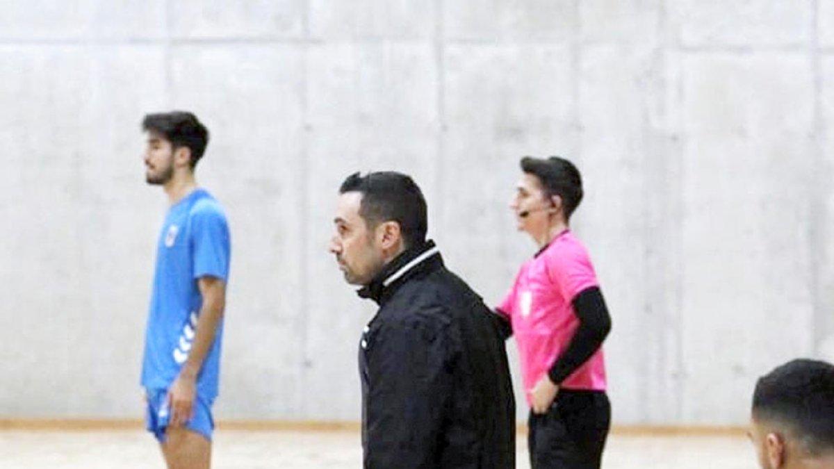 Jona Pérez dirigint un partit d'aquesta temporada.
