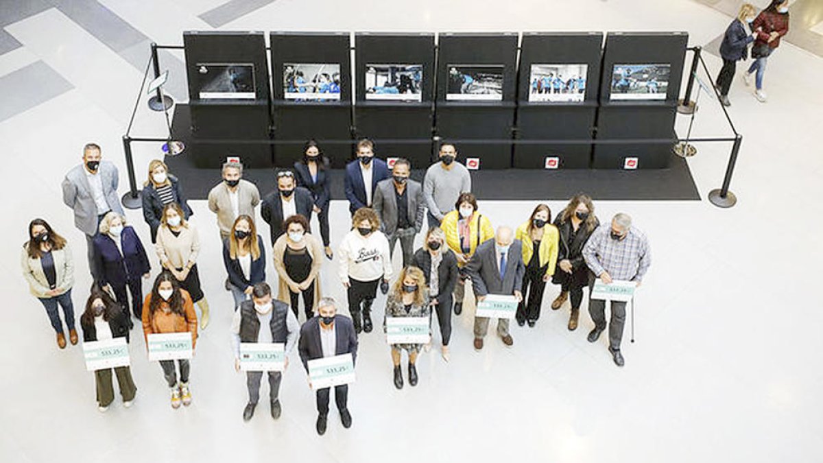 Lliurament dels xecs per la marxa popular.