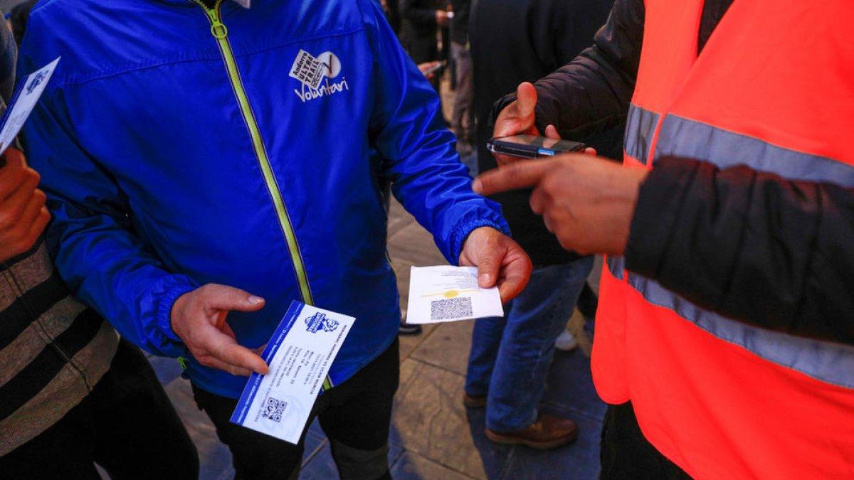 Un assistent en un partit del MoraBanc Andorra accedint al pavelló amb el passaport Covid.