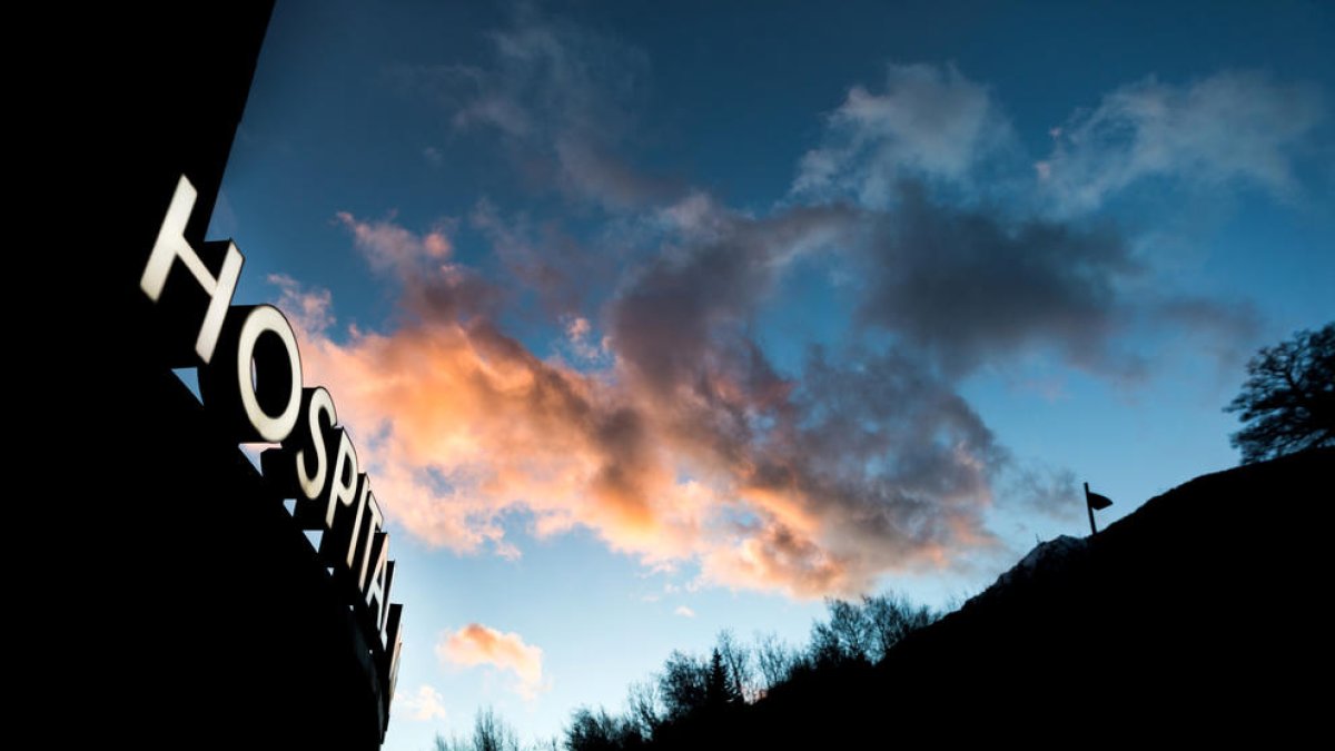 Hi ha set persones, tres a l'UCI, ingressades a l'hospital Nostra Senyora de Meritxell.