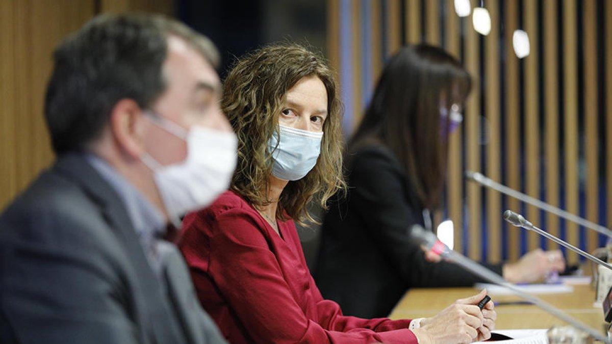 La ministra Sílvia Calvó amb el director de recerca de l'IRTA, Simó Alegre.