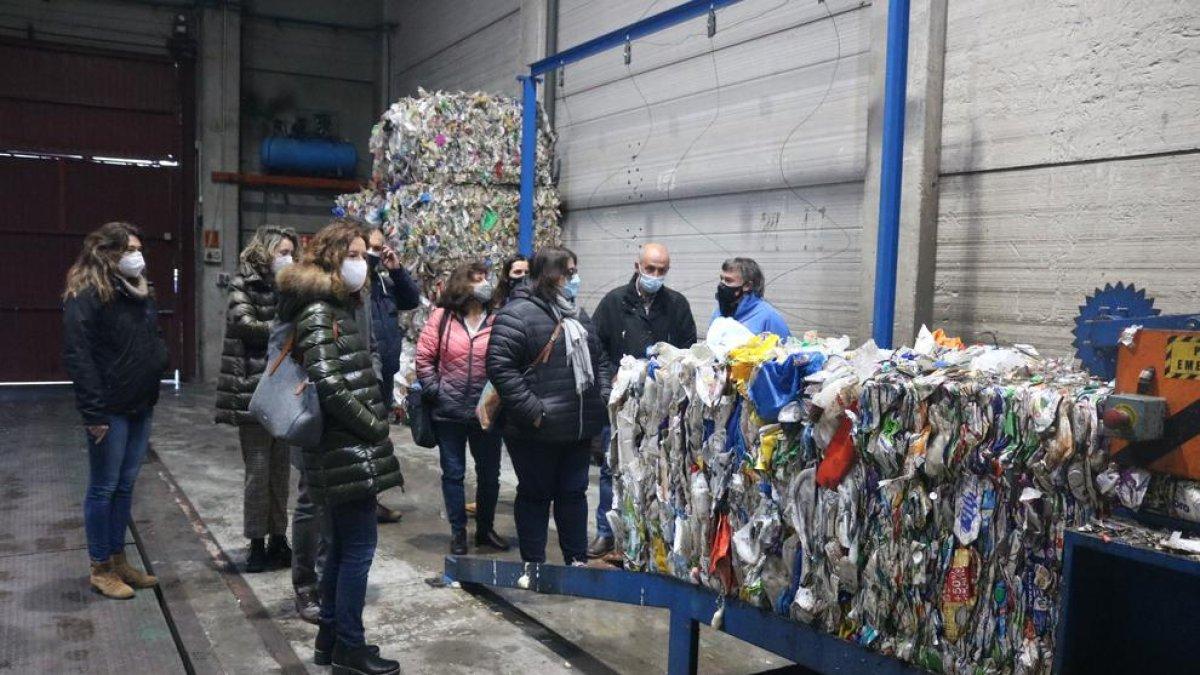La Comissió durant la visita al Centre de Tractament de Residus