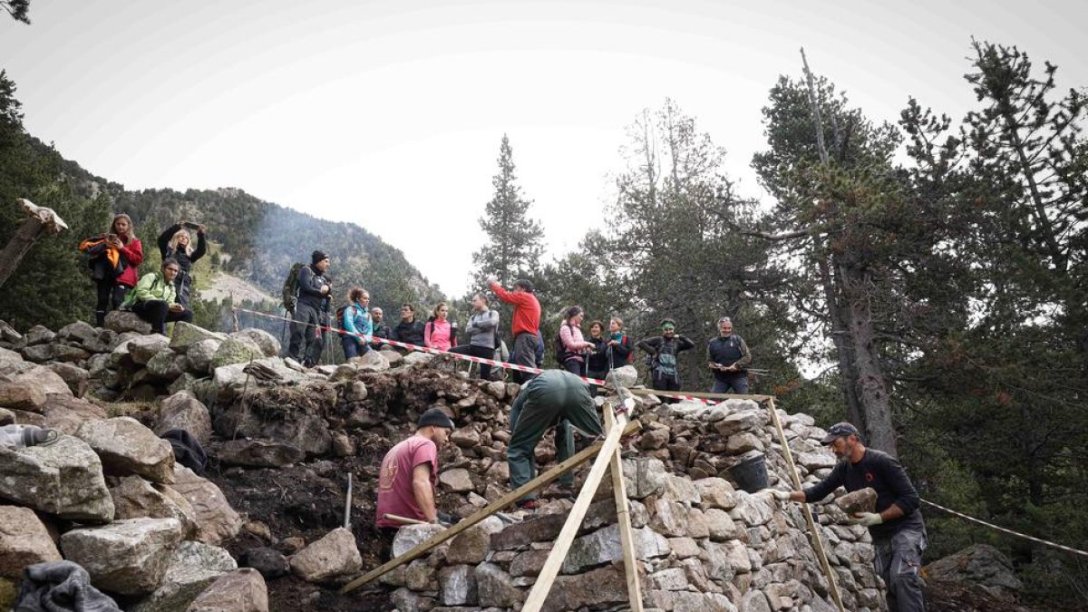 Visita d'Espot i Riba als treballs a la farga del Madriu la setmana passada