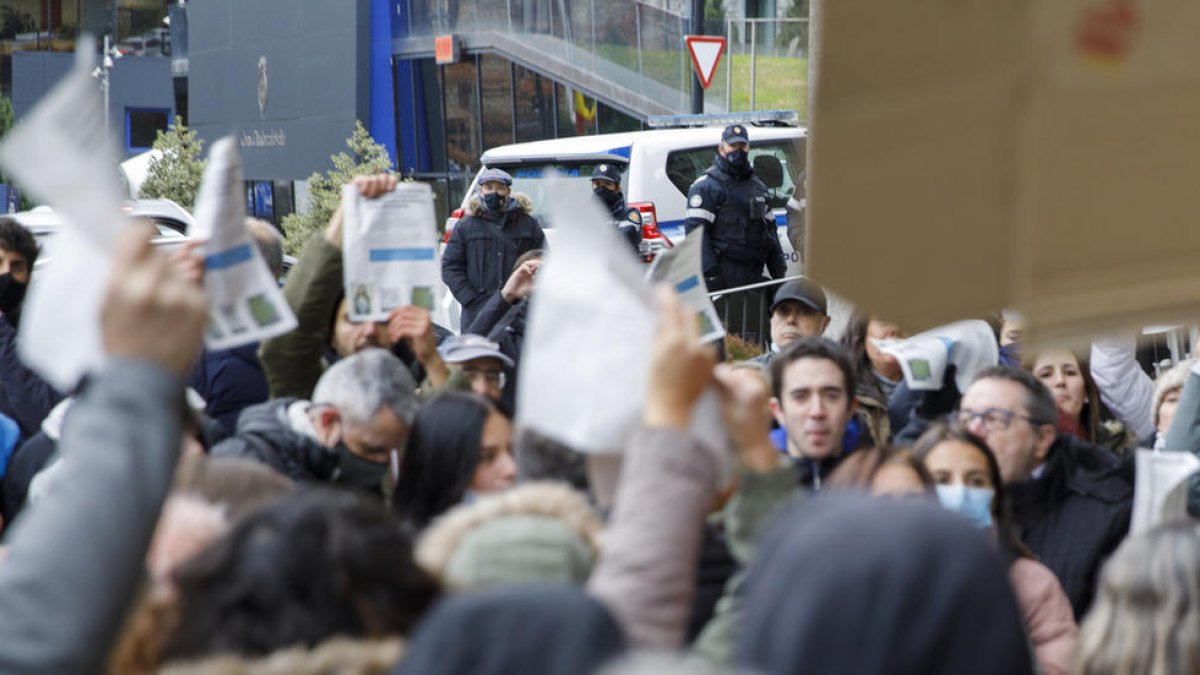 Policia a la manifestació antivacunes ANTI PASSAPORT SANITARI