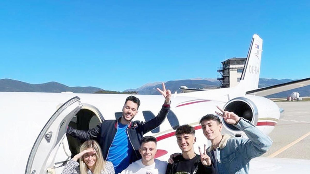 Els 'youtubers' a l'aeroport i la nova seu d'Andorra Telecom, als set tuits