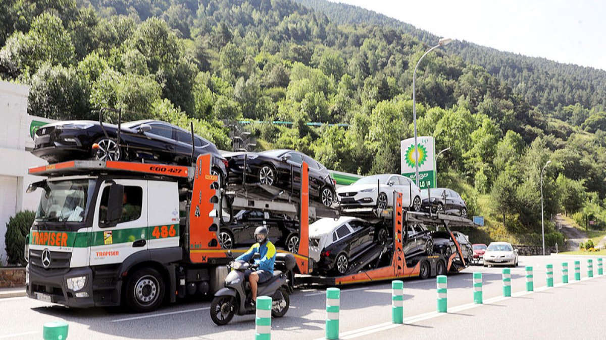 Un camió que transporta vehicles.