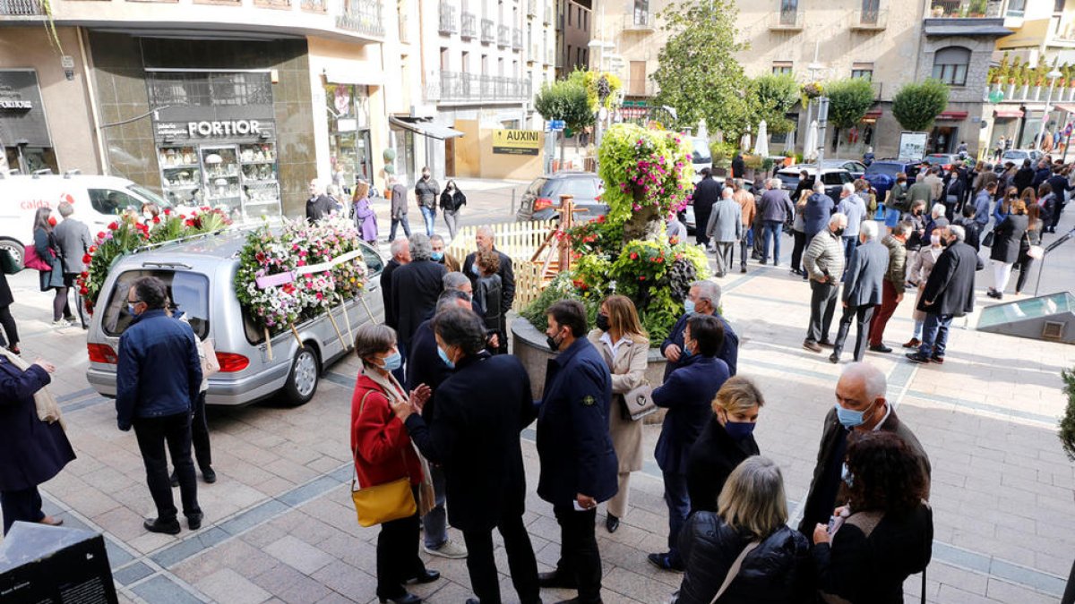 Sortida del funeral per l'exministra.