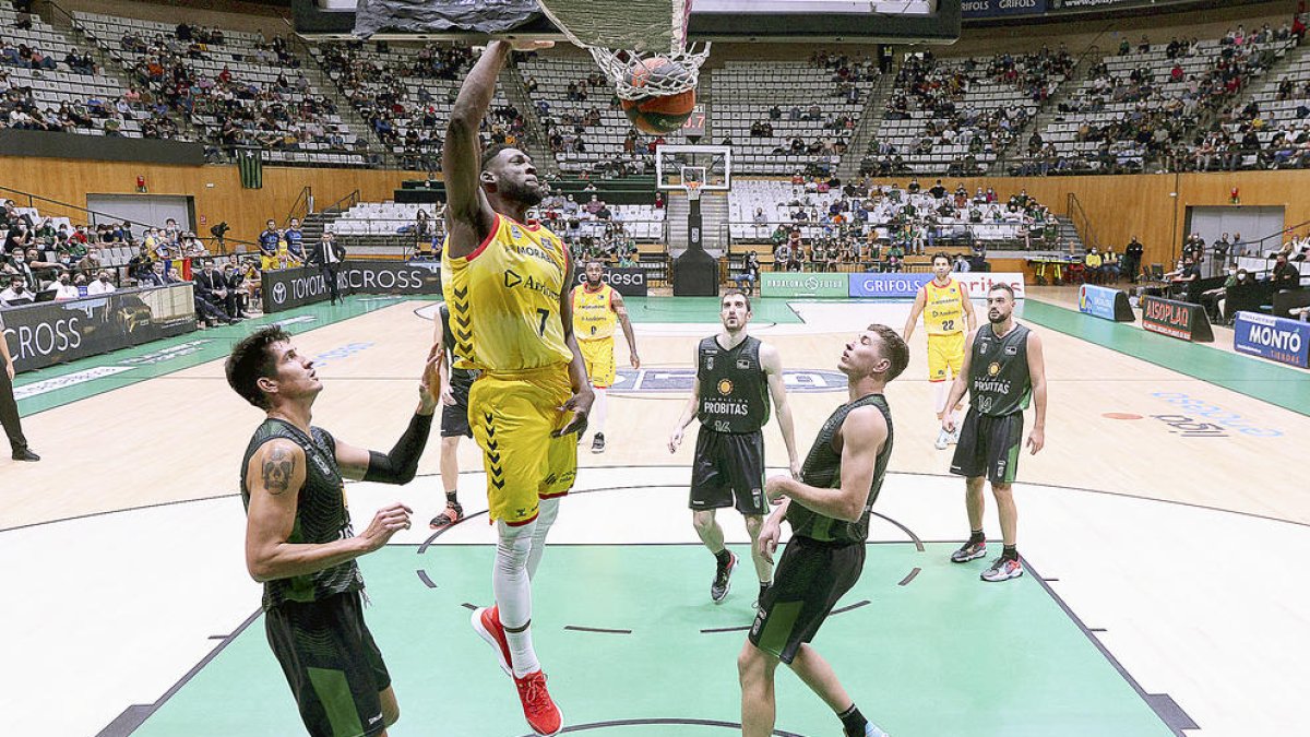 Babatunde Olumuyiwa fa una esmaixada al camp de Badalona.
