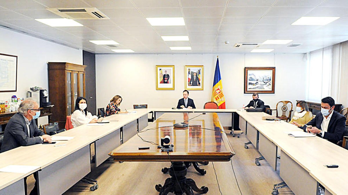 Els cònsols en una reunió amb el Govern.