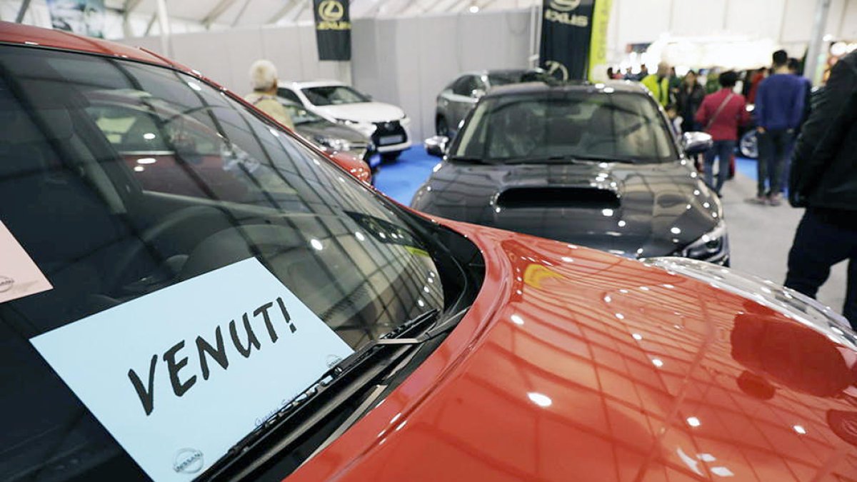 Un vehicle amb el cartell de venut.