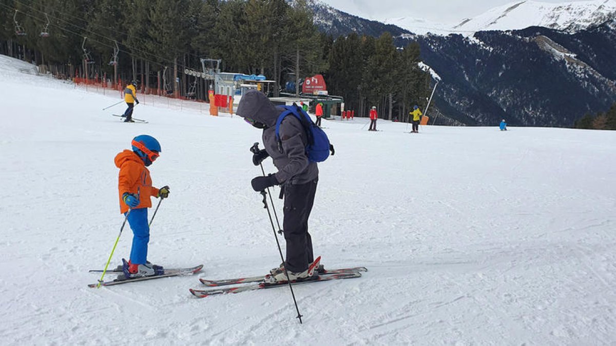 Dos esquiadors al pla de la Caubella, a l'estació de Pal Arinsal.