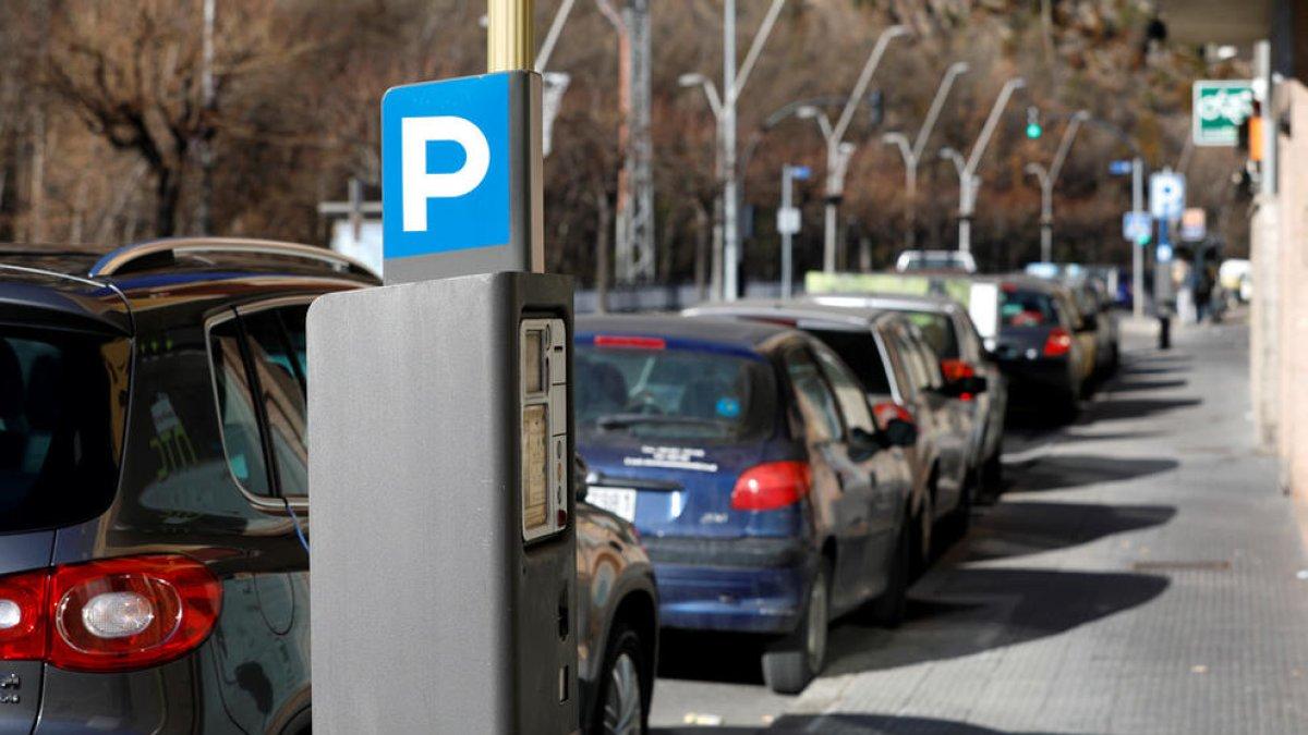 Vehicles aparcats en zona blava.