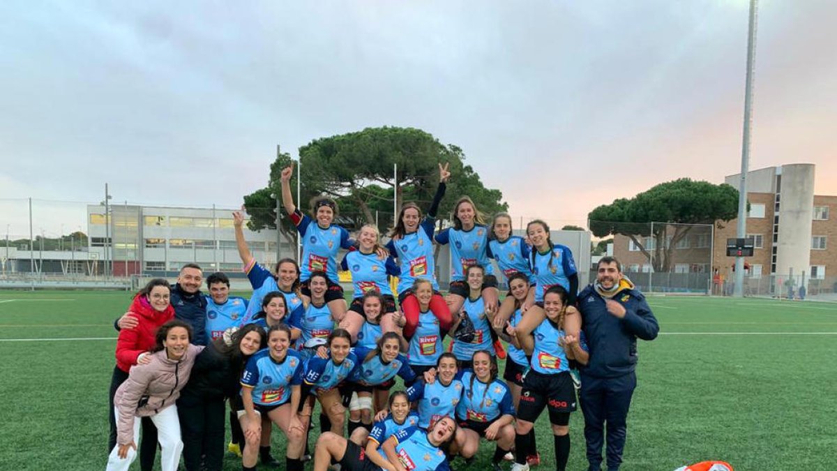 Les tricolors celebren la victòria al camp del CRUC-RC Cornellà.