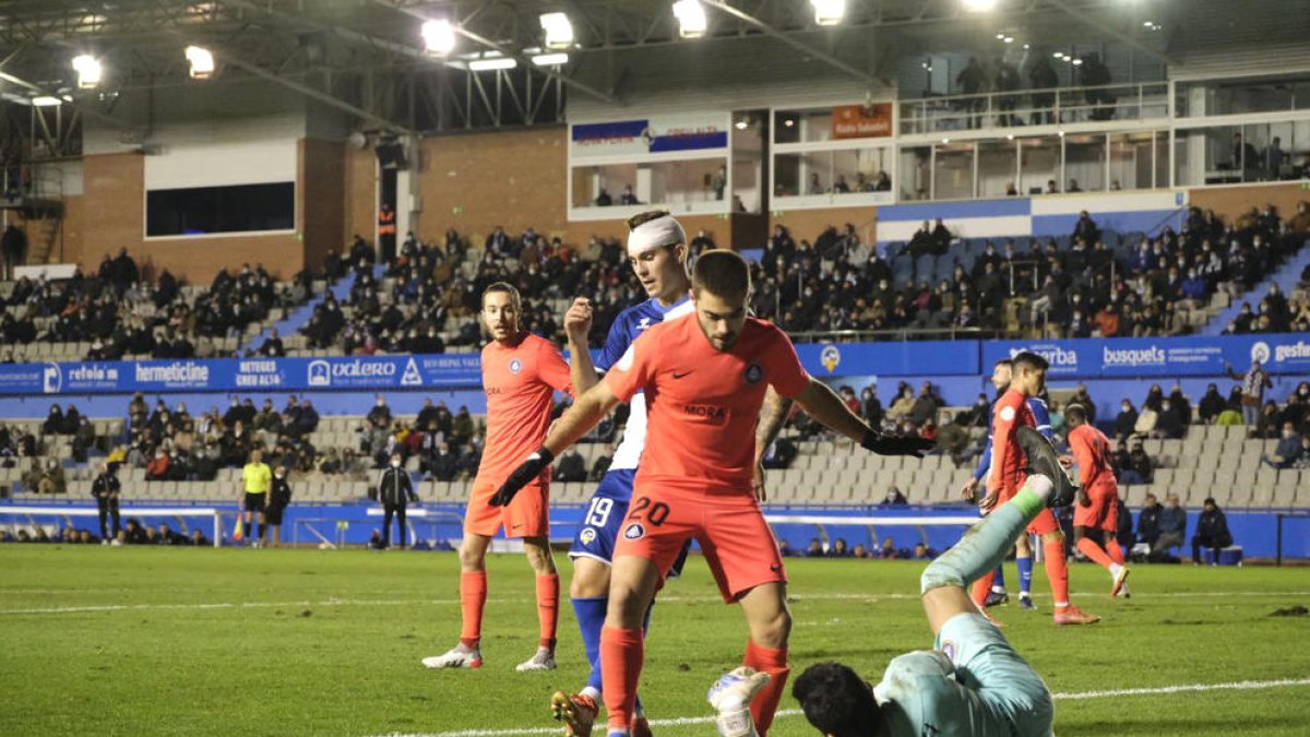 Martí Vilà protegeix Nico Ratti perquè atrapi la pilota.