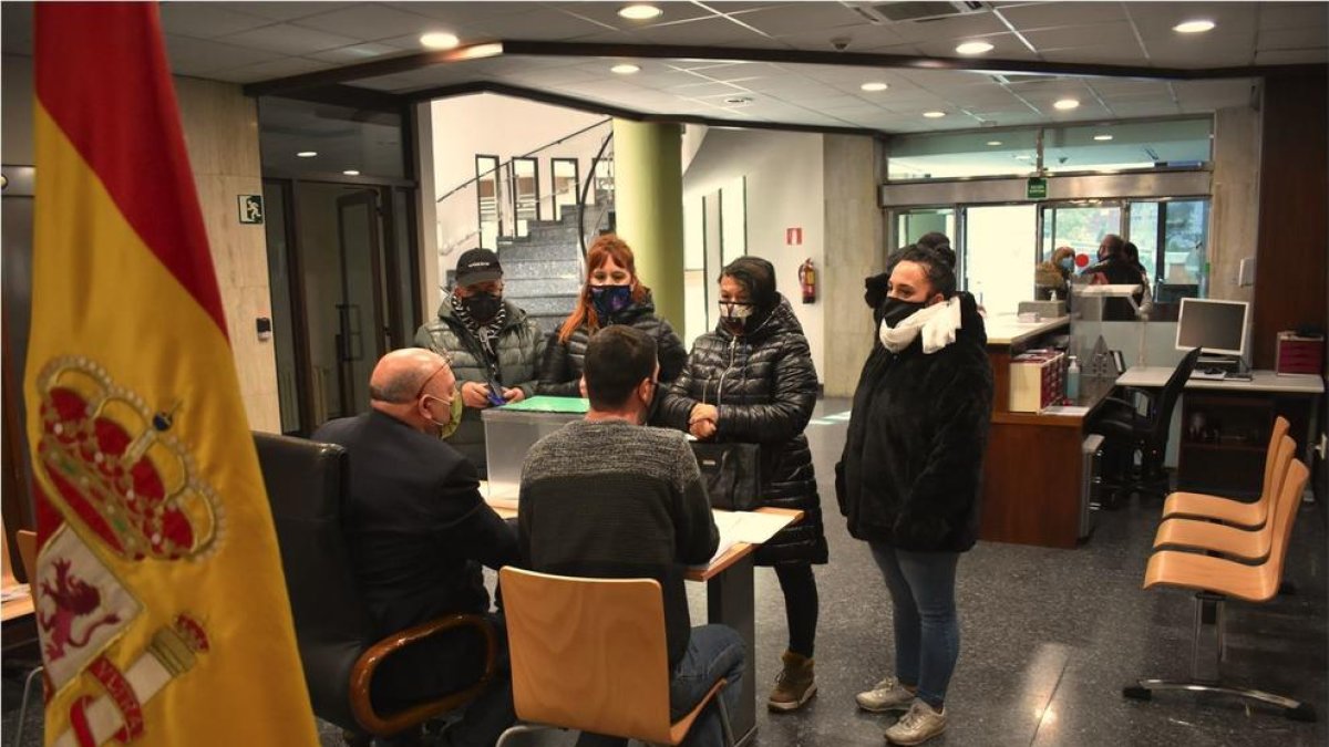 Residents espanyols esperant per votar al Consolat General d'Espanya