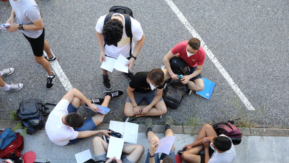 Un grup de joves estudiant abans d'un examen.