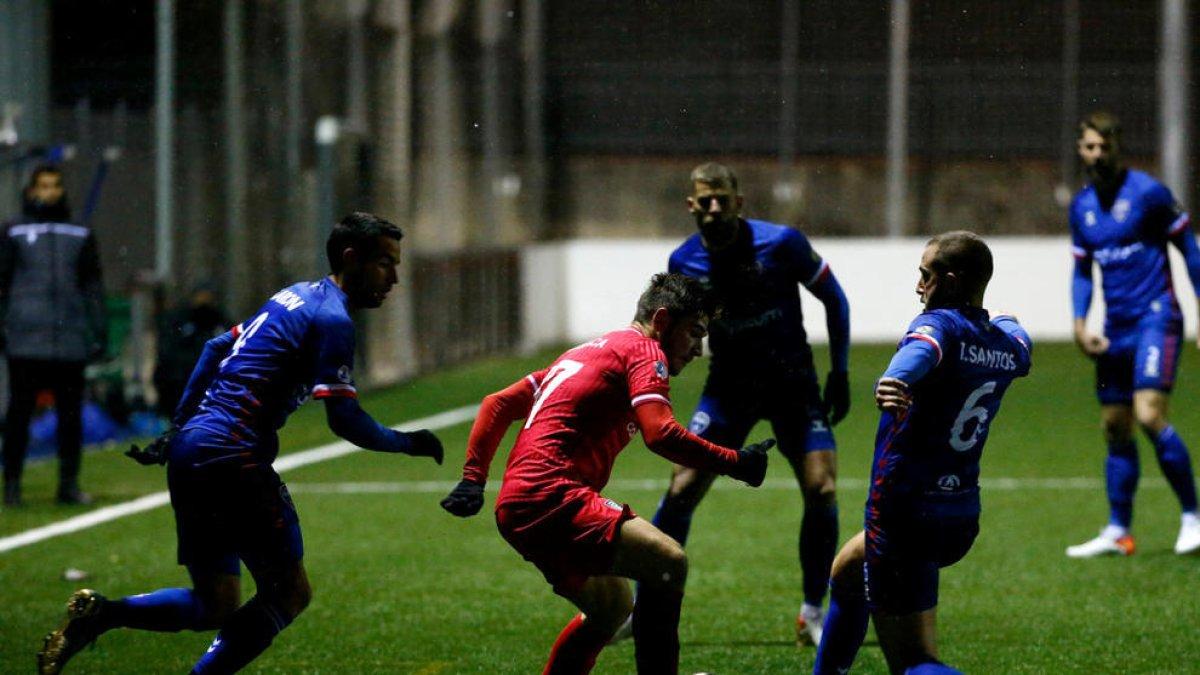 Un instant del derbi escaldenc entre Inter Escaldes i Atlètic Escaldes.