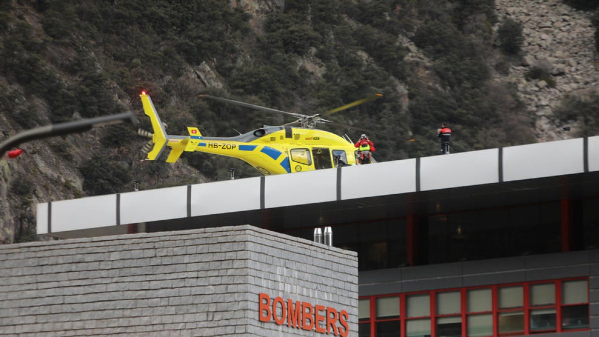 Un helicòpter a la caserna dels bombers.