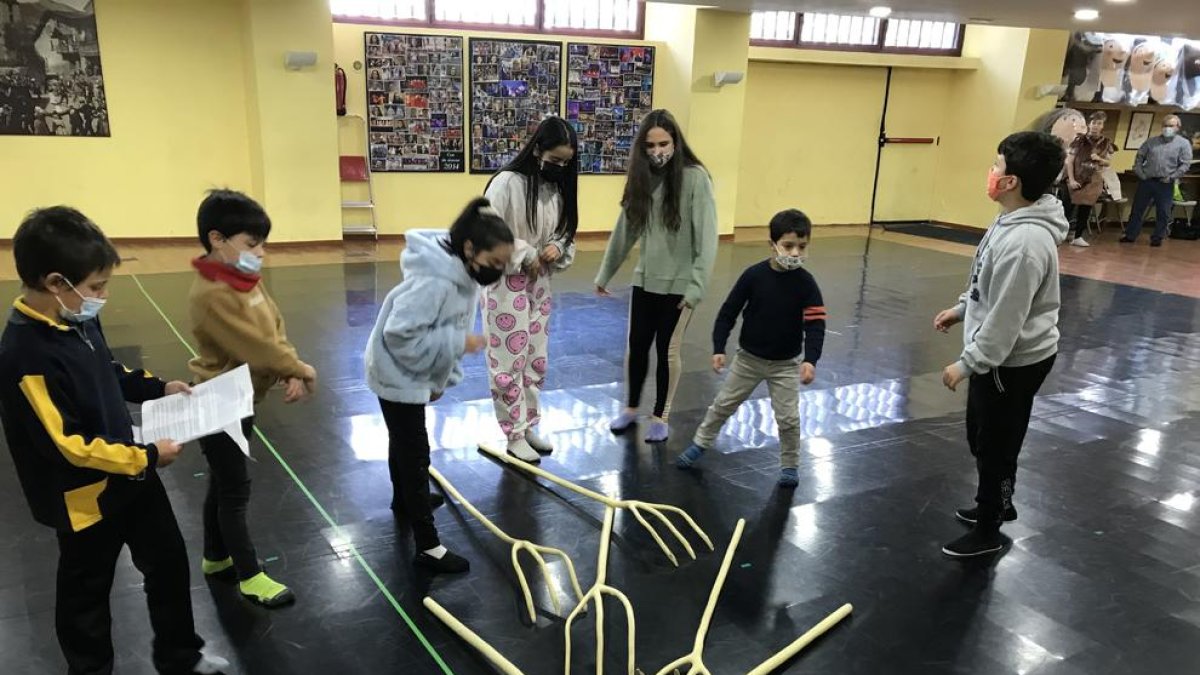 Els infants assajant l'escena de l'Ossa