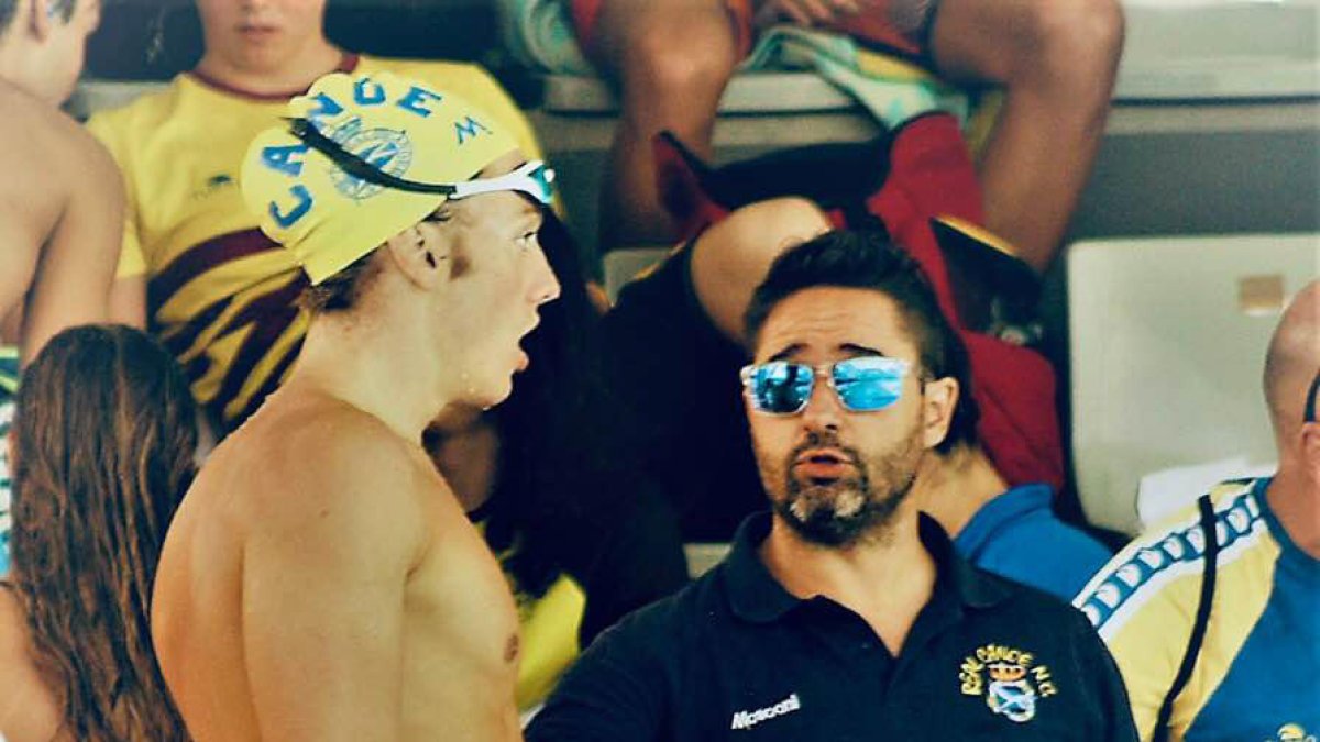 Alfonso Maltrana, en una imatge d'arxiu, amb un nedador del Canoe madrileny.