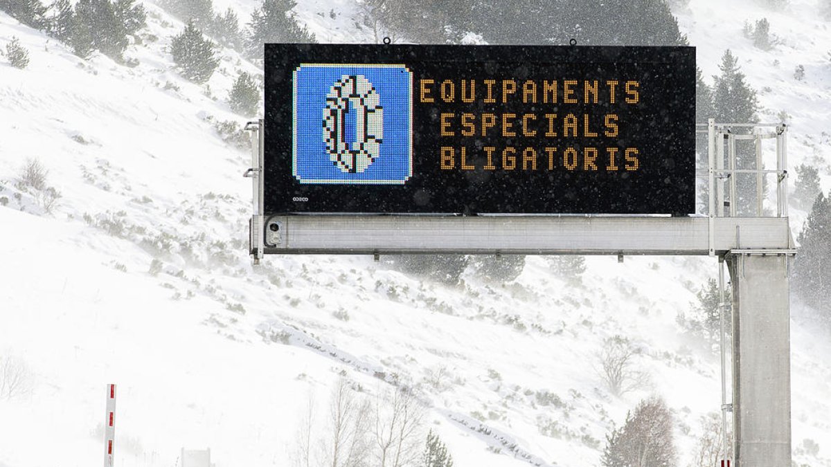 Circulació de vehicles ahir a Soldeu.