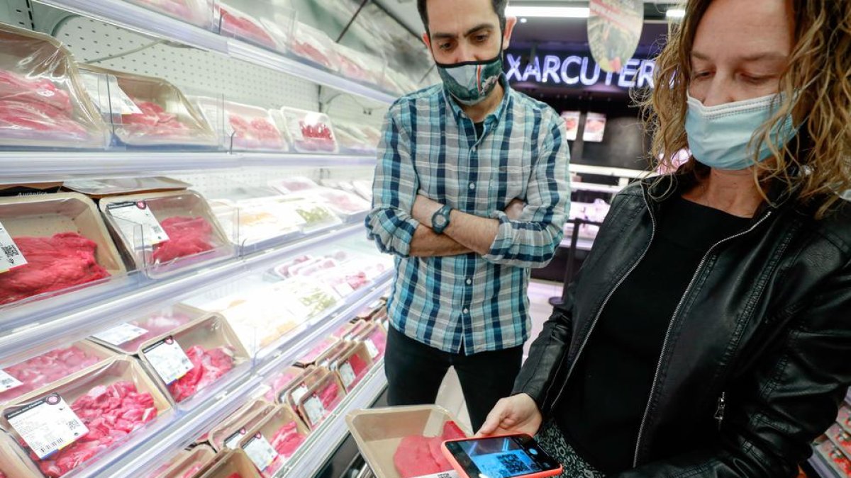 Sílvia Calvó amb una safata de Carn d'Andorra aquest migdia