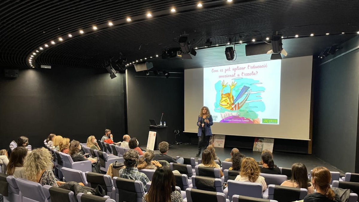 L'educadora Cristina Gutiérrez Lestón ha presentat el projecte a la comunitat educativa