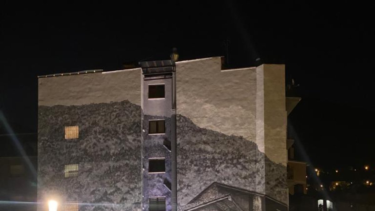 La façana de la plaça Sant Miquel, il·luminada