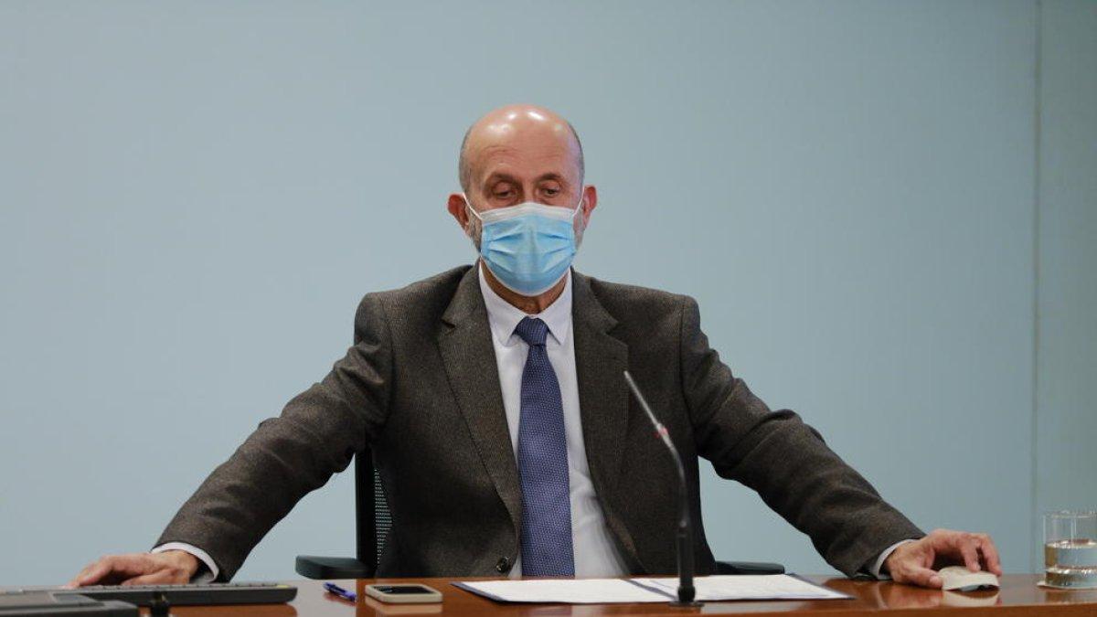 El ministre Benazet comentant l'actualització sanitària