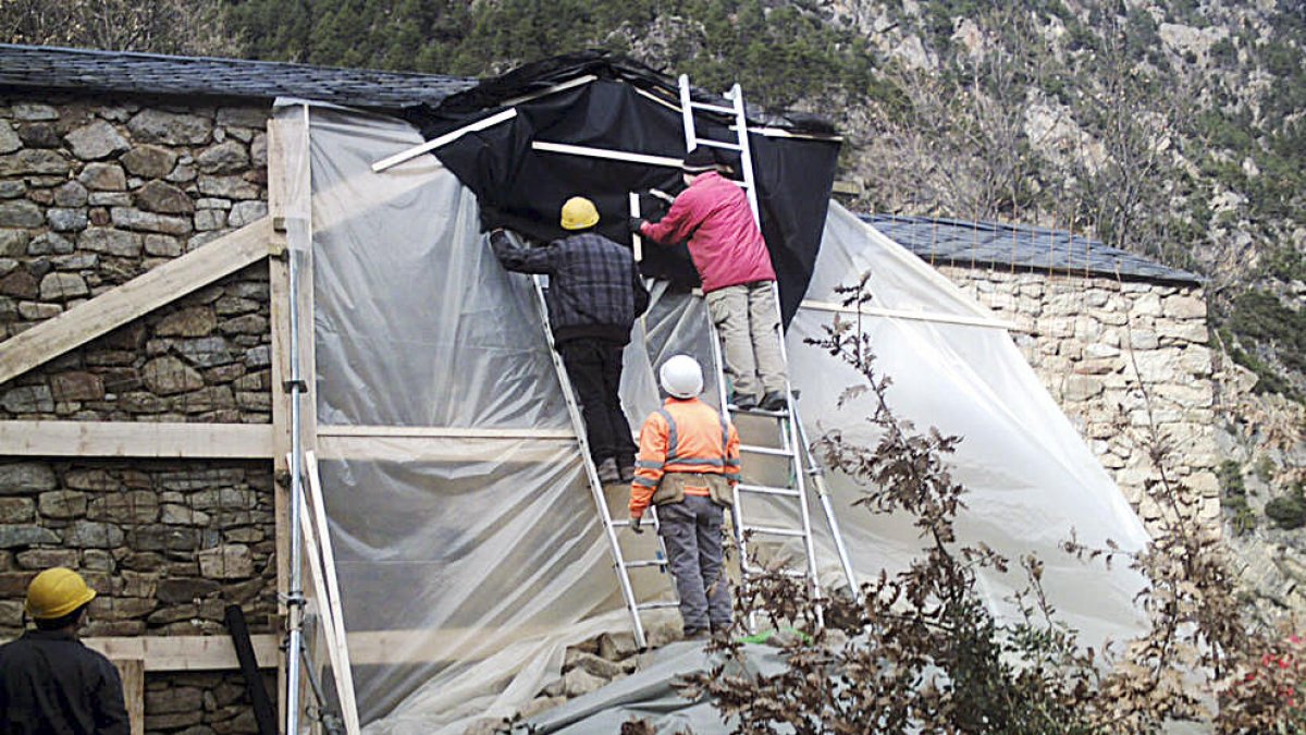 Treballs de manteniment a l'església.