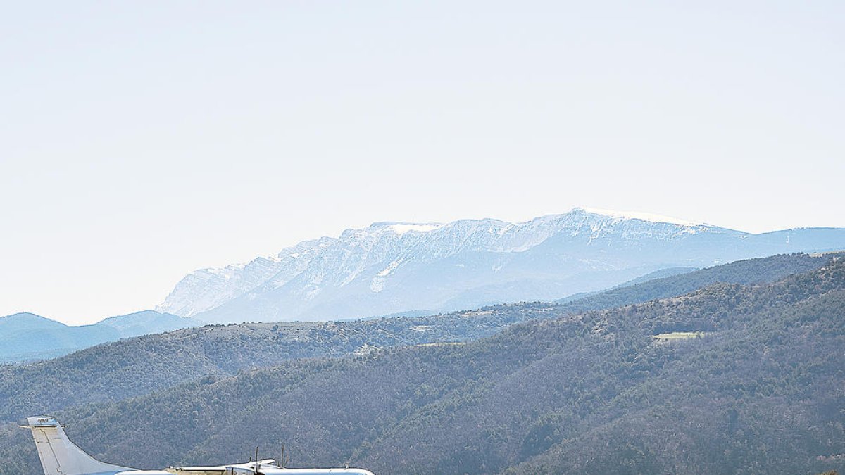 Un avió operant a la pista de l'aeroport d'Andorra-la Seu d'Urgell.