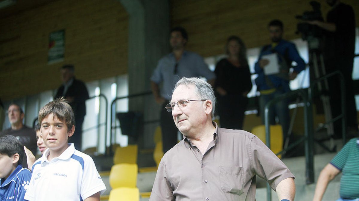 Lluís España, en una imatge d'arxiu, a l'antic camp d'Aixovall durant l'etapa com a president de l'FC Andorra.