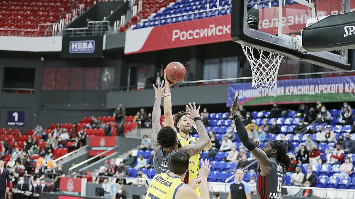 Drew Crawford, en una acció ofensiva davant Kidd i Motley, ahir al Basket Hall.