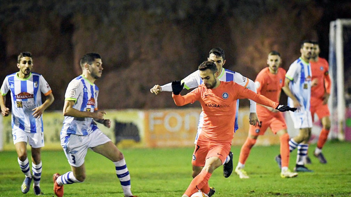 El migcampista tricolor Hector Hevel controlant una pilota durant el partit d'ahir contra el Náxara.