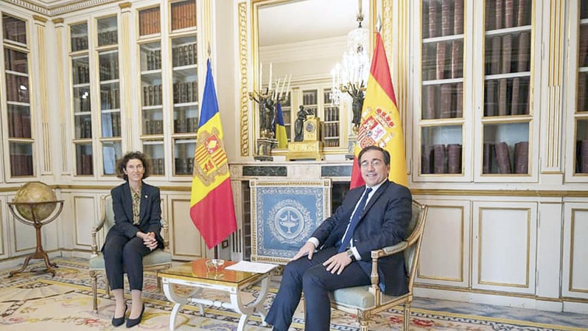 Albares va anunciar l'enviament de vaccins a la reunió amb Ubach.