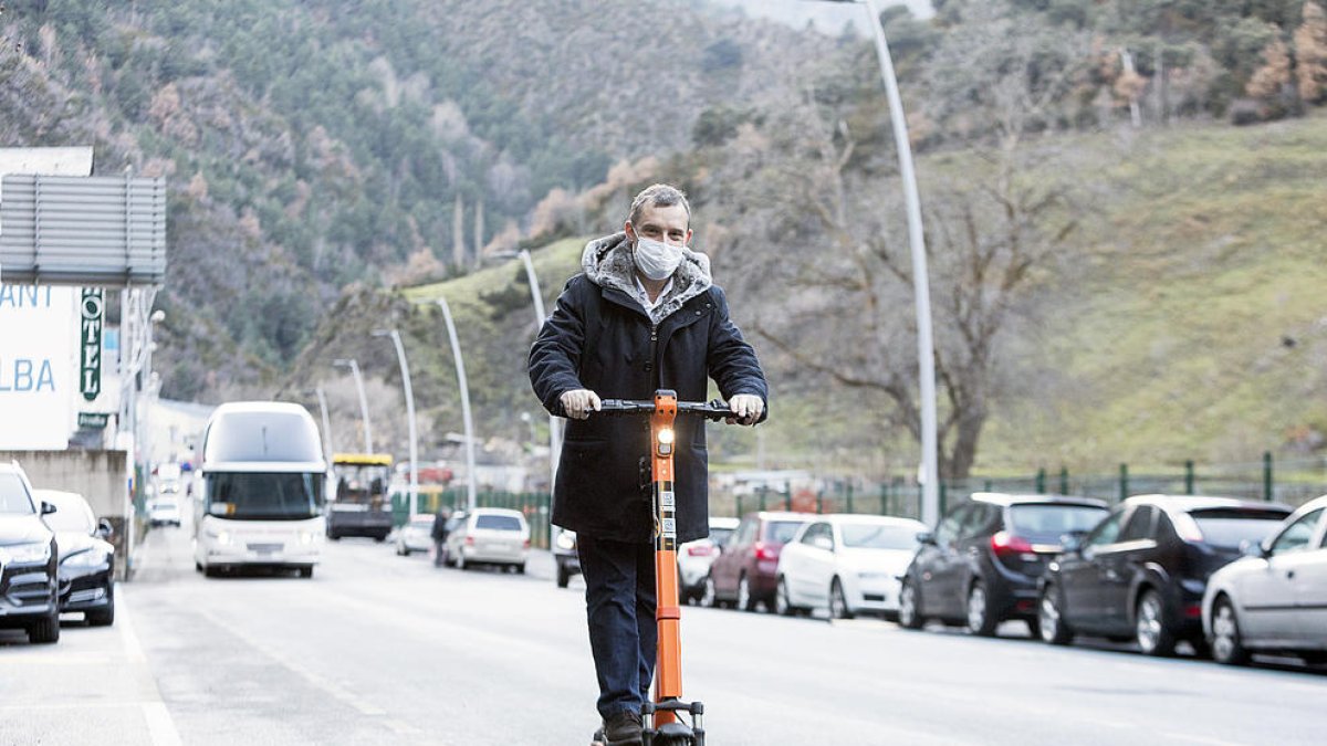 El cònsol major de Sant Julià Lòria, Josep Majoral, circulant amb patinet elèctric