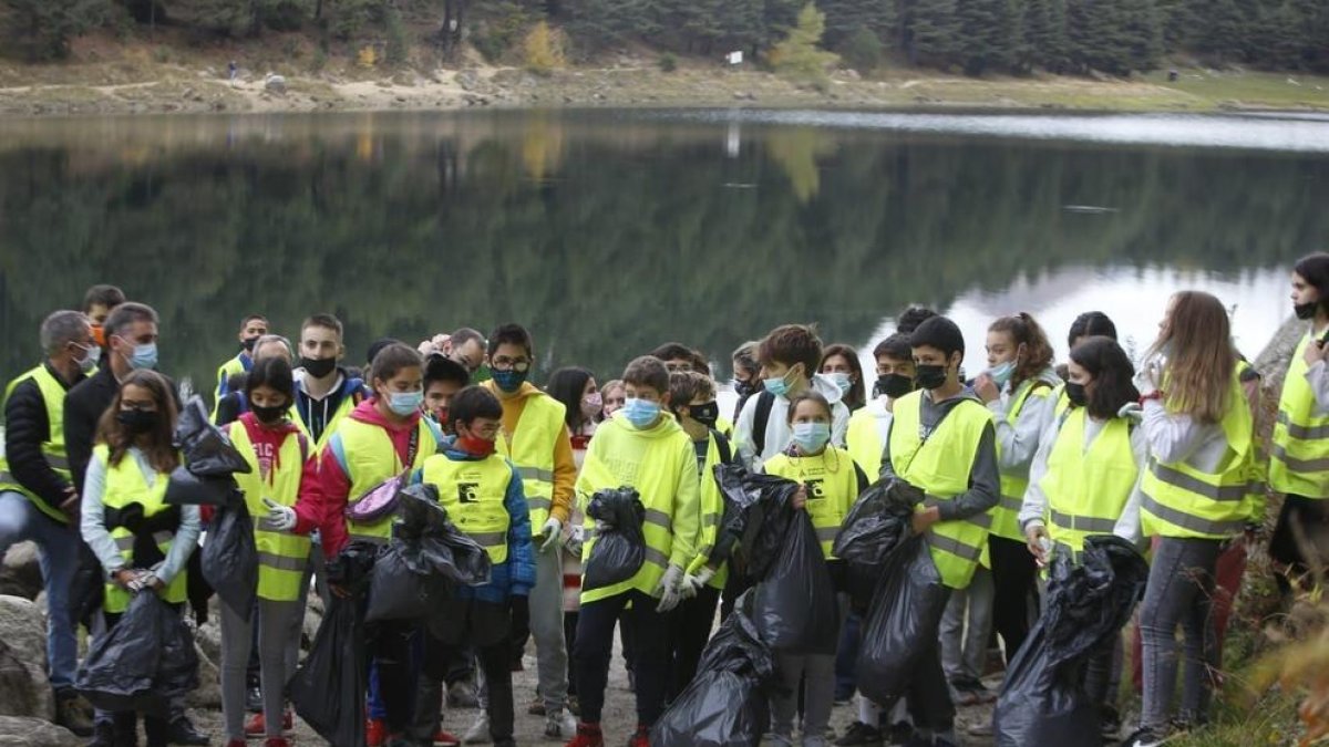 Escolars amb les bosses plenes de la brossa que han trobat a la natura