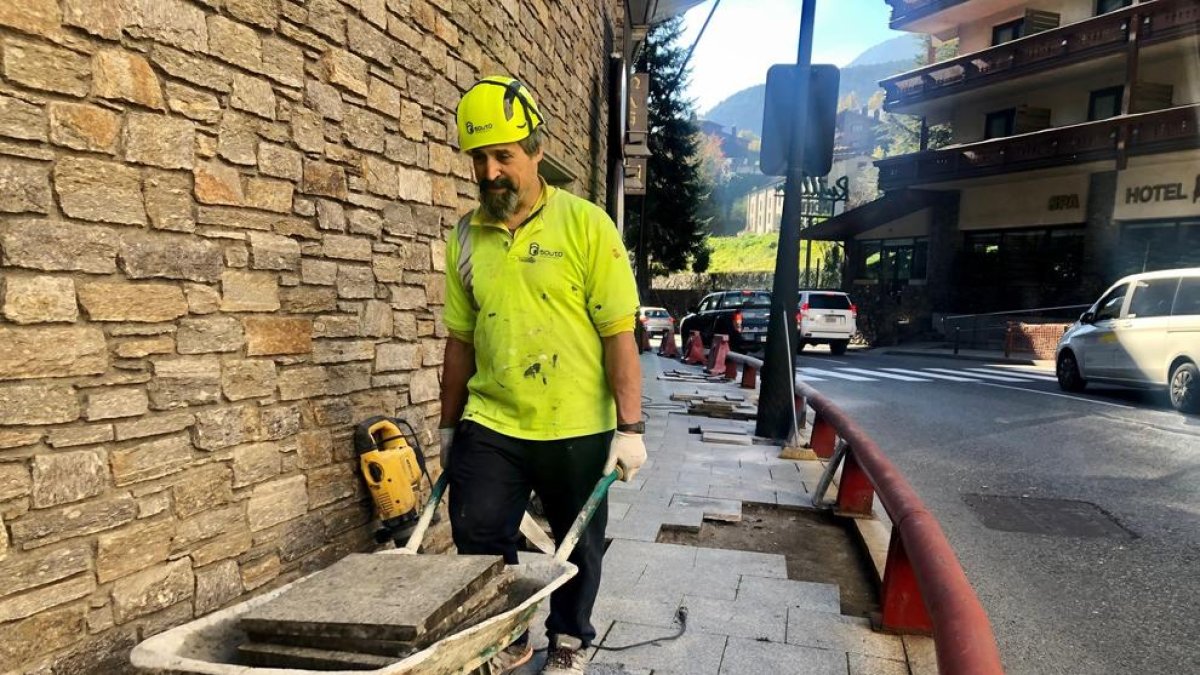 Un operari treballant en les obres