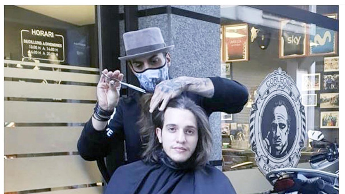 Corleone Barbershop farà talls al carrer si els clients no tenen el 'pass Covid'.
