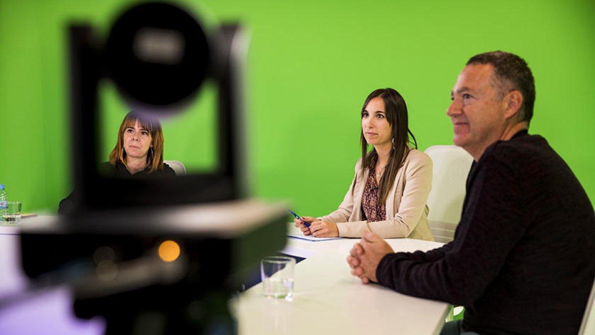 La professora Carla Guinot, la moderadora Lídia Raventós i el metge Bernat Escoda, al plató de Diari TV.