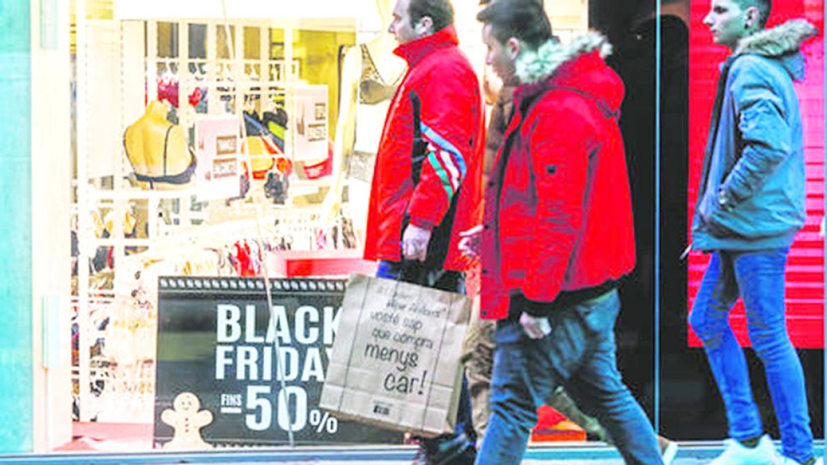 Un grup de persones a l'avinguda Carlemany.