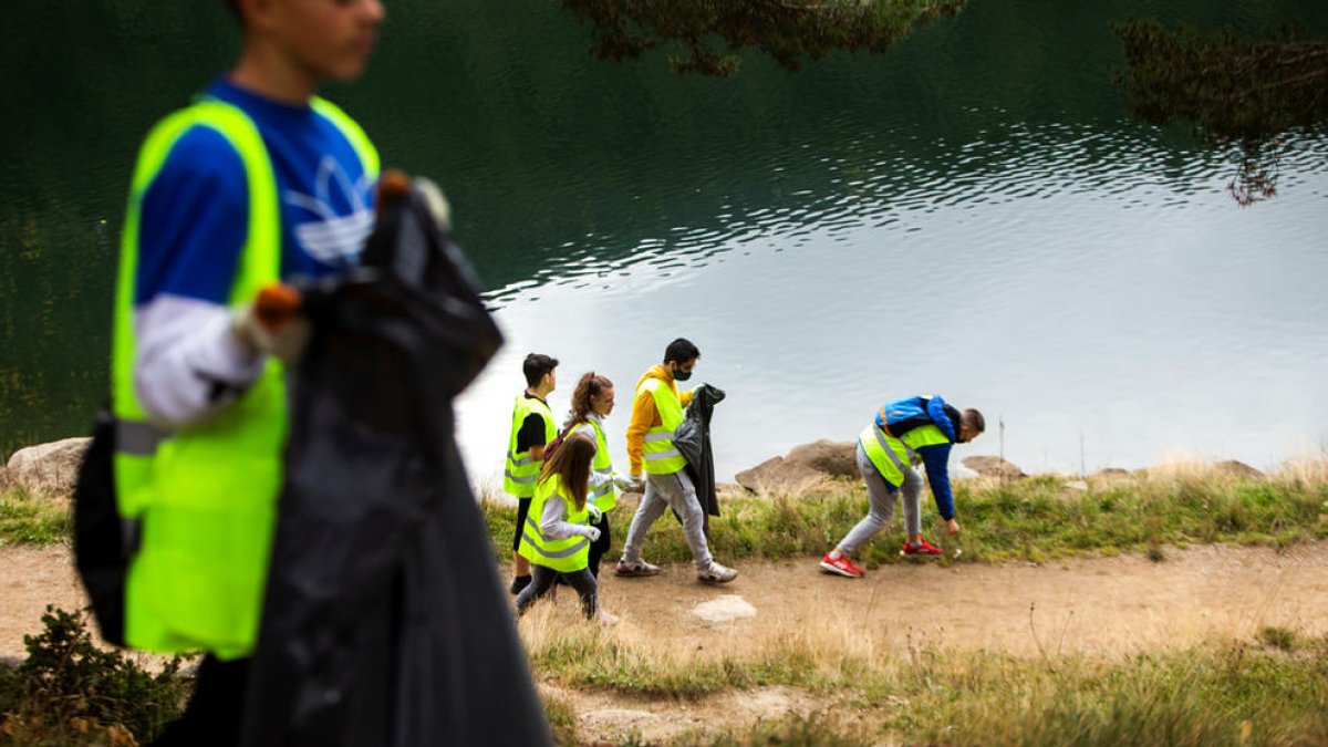 Escolars duent a terme la recollida de brossa.