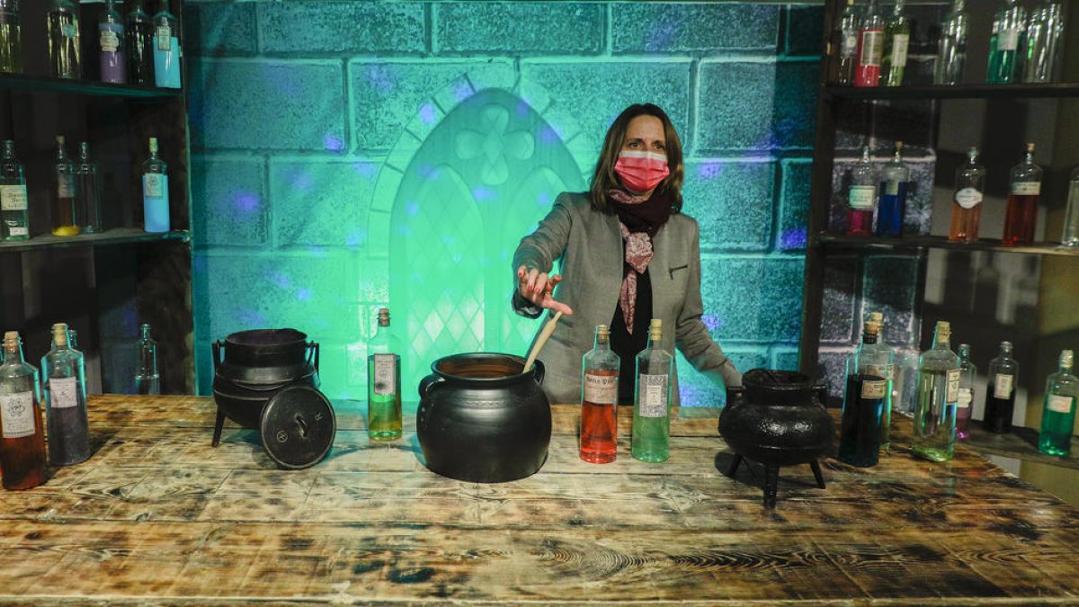 Rosa Gili interactuant amb l'exposició