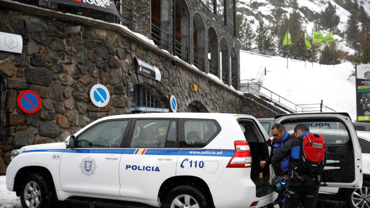 Agents de policia a les instal·lacions d'una estació d'esquí.